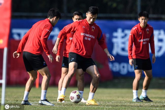 据《阿斯报》记者JavierMiguel报道，对于马竞8000万欧的报价，巴萨根本出不起，最多能给2500万欧。